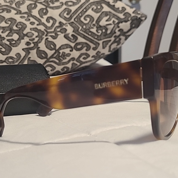 Burberry sunglass - Picture 5 of 5